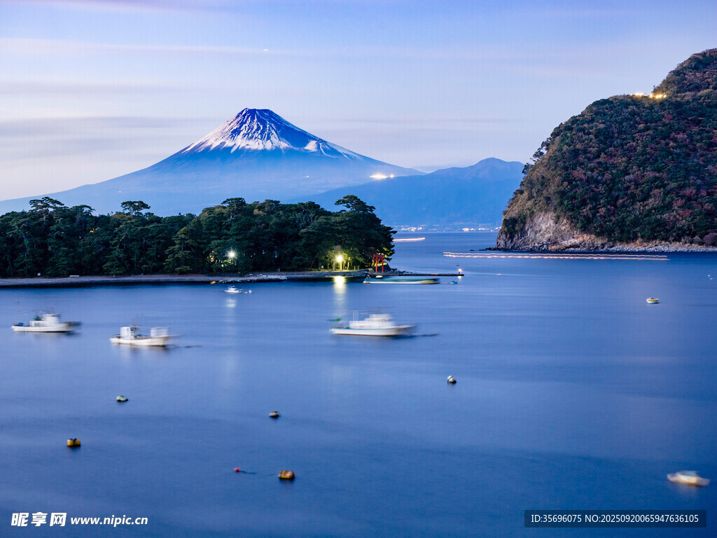 湖畔富士山美景