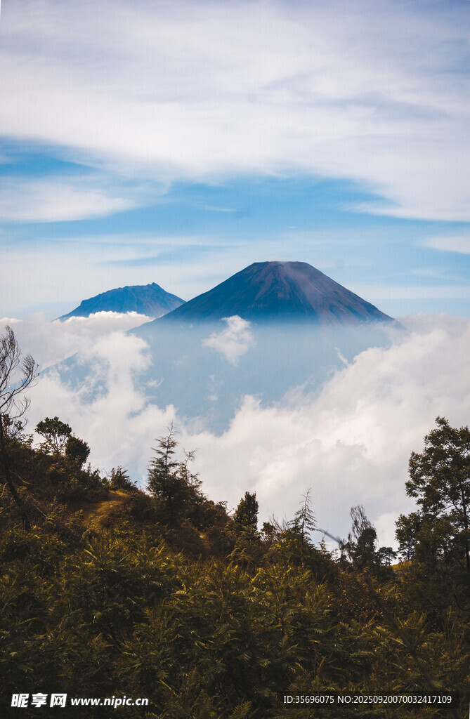 云海中的巍峨山峰