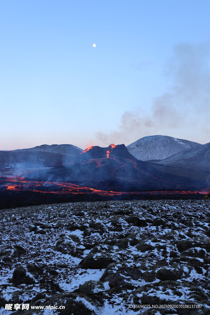 雪地中的火山噴發(fā)景觀
