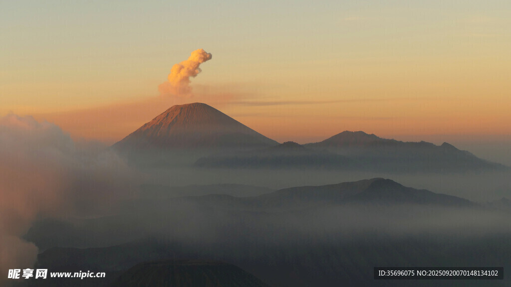 日出下的壯麗山巒景觀