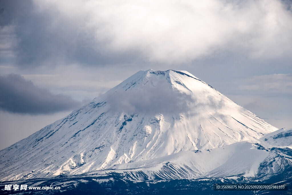 巍峨雪山壯麗景觀