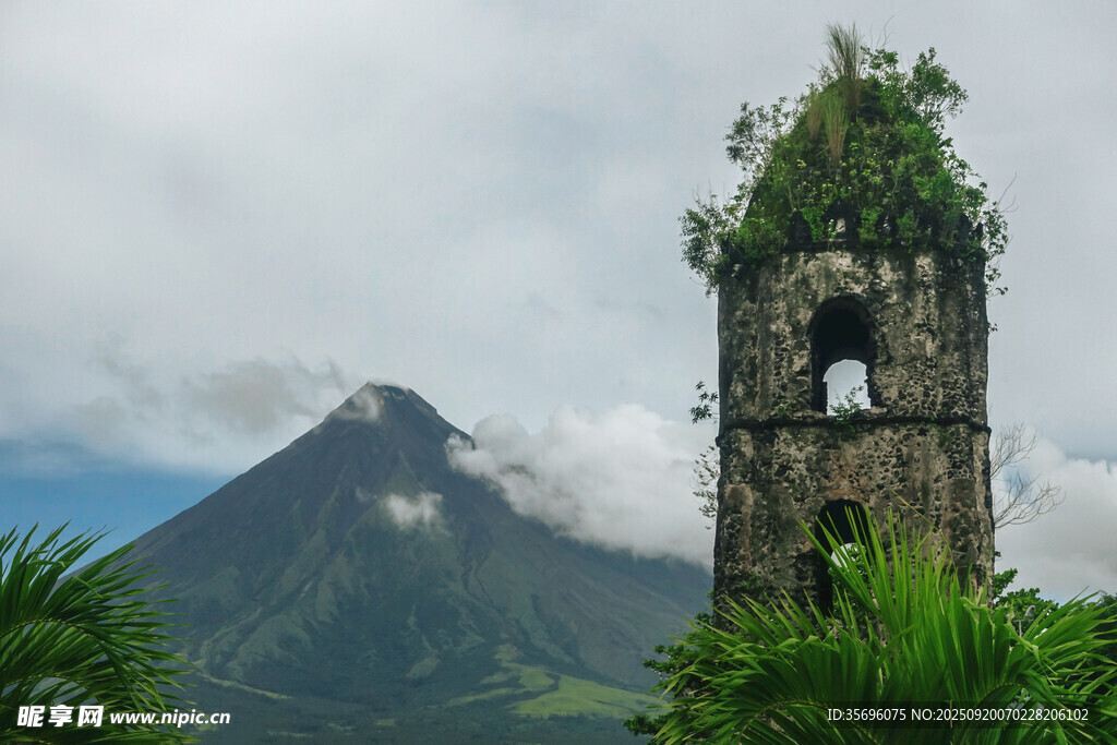 古老石塔與遠(yuǎn)處火山景觀