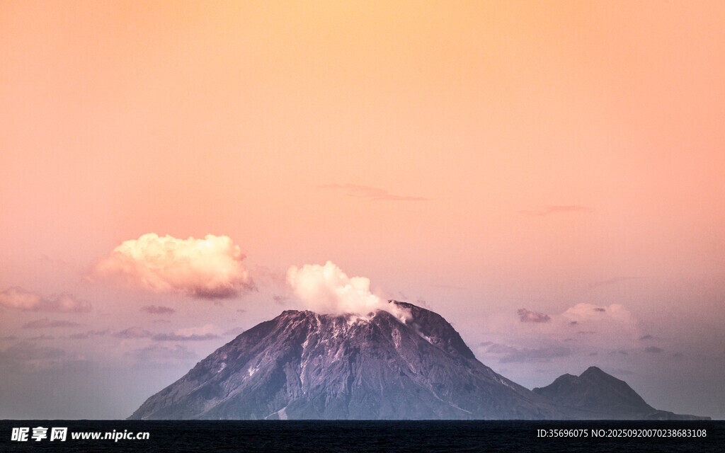 夕陽(yáng)下的壯麗山峰景觀
