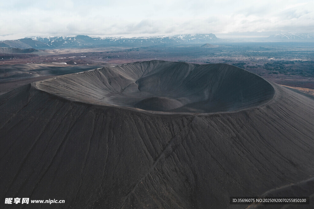 俯瞰壯觀火山口地貌