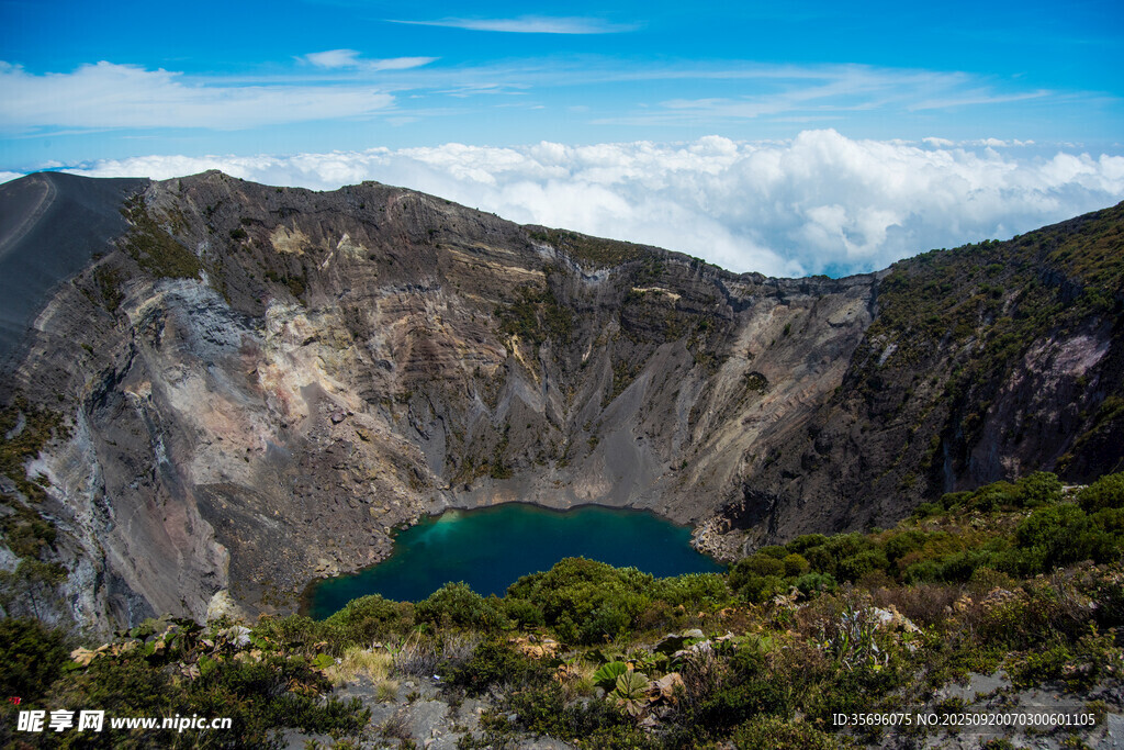 火山口內(nèi)的碧綠湖泊