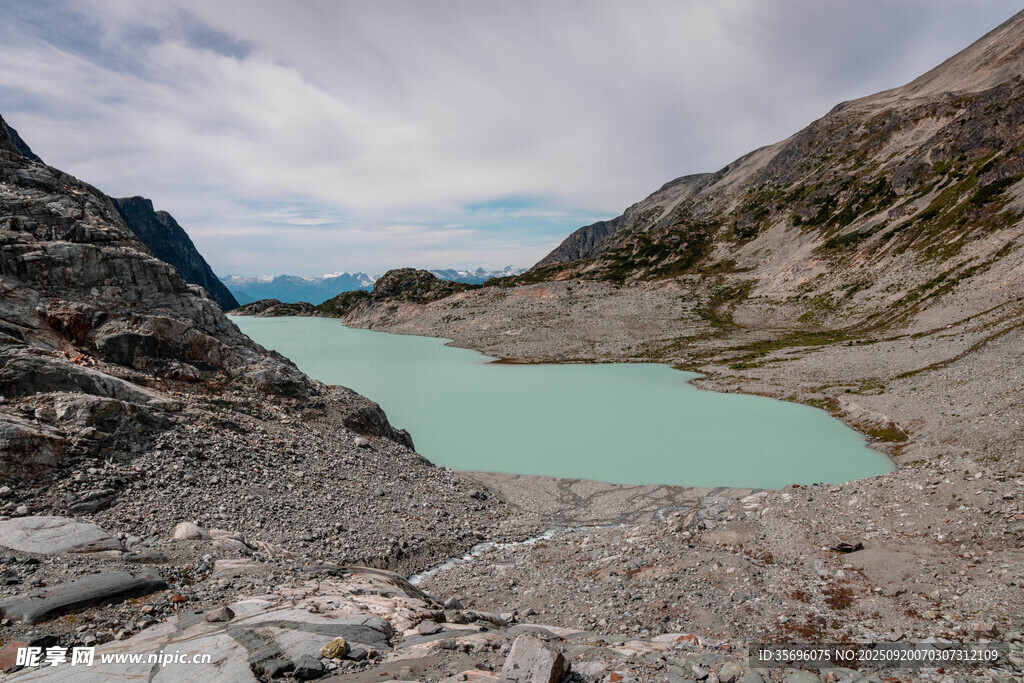 山間碧湖美景