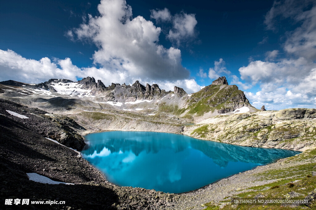 高山藍湖美景