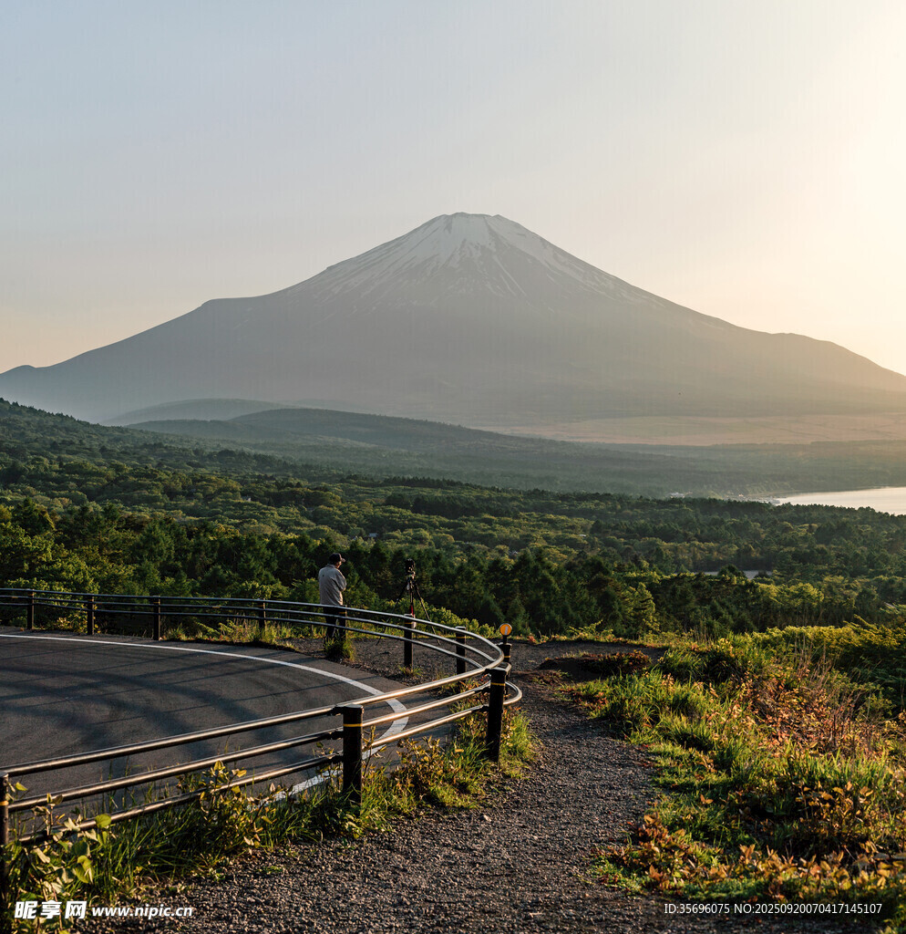 富士山美景前的駐足游客