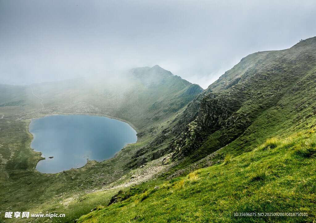 山間霧繞湖泊美景