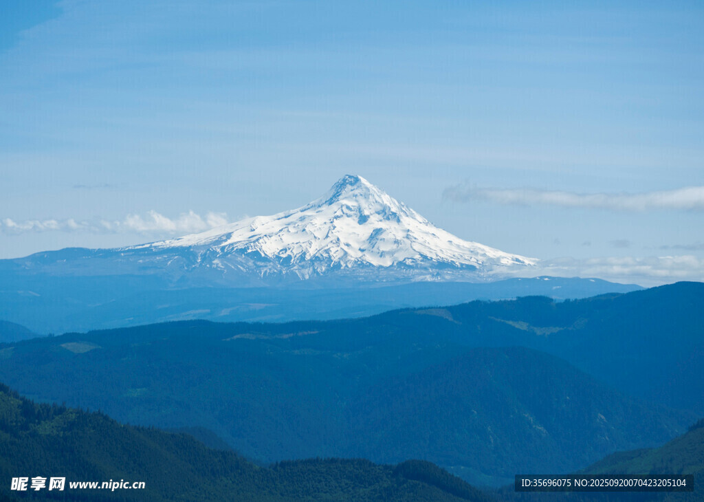 壯麗雪山與連綿山巒景觀