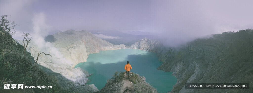 山間藍(lán)湖與孤亭美景