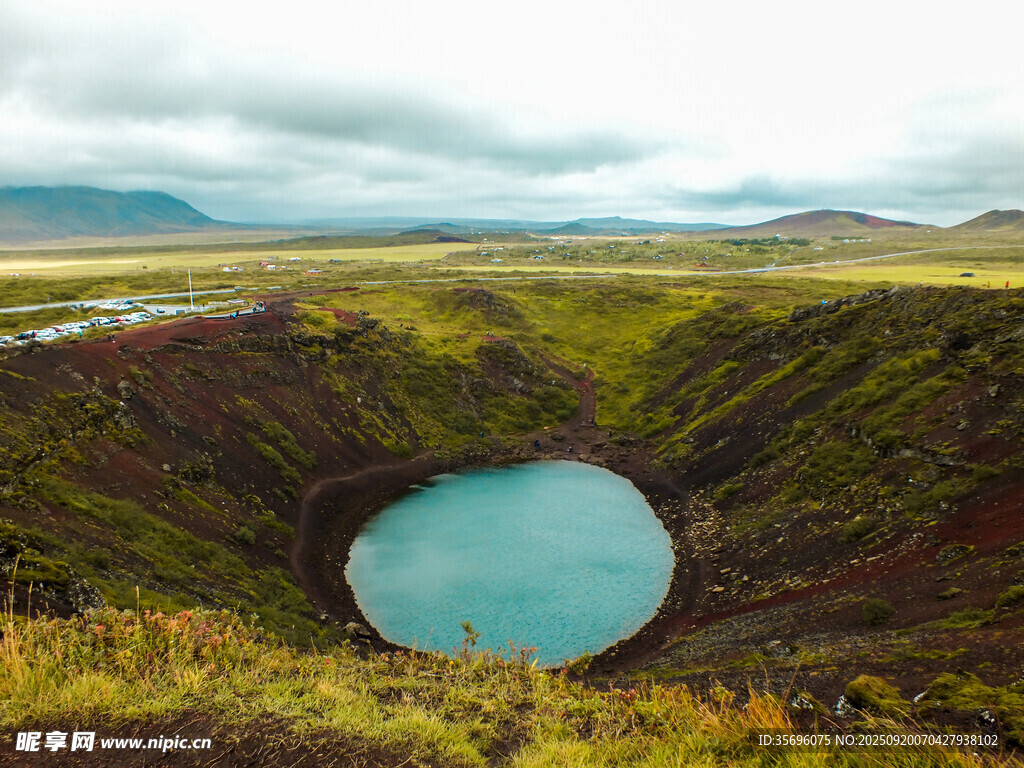 冰島美麗的火山口藍(lán)湖景觀