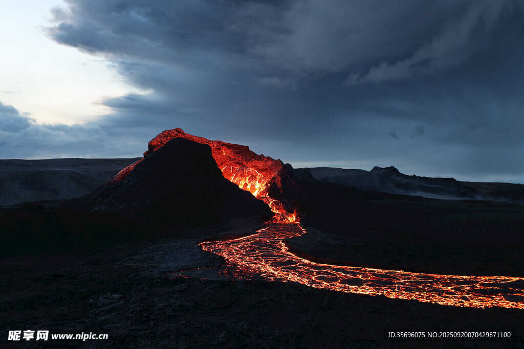 火山熔巖噴發(fā)壯觀景象