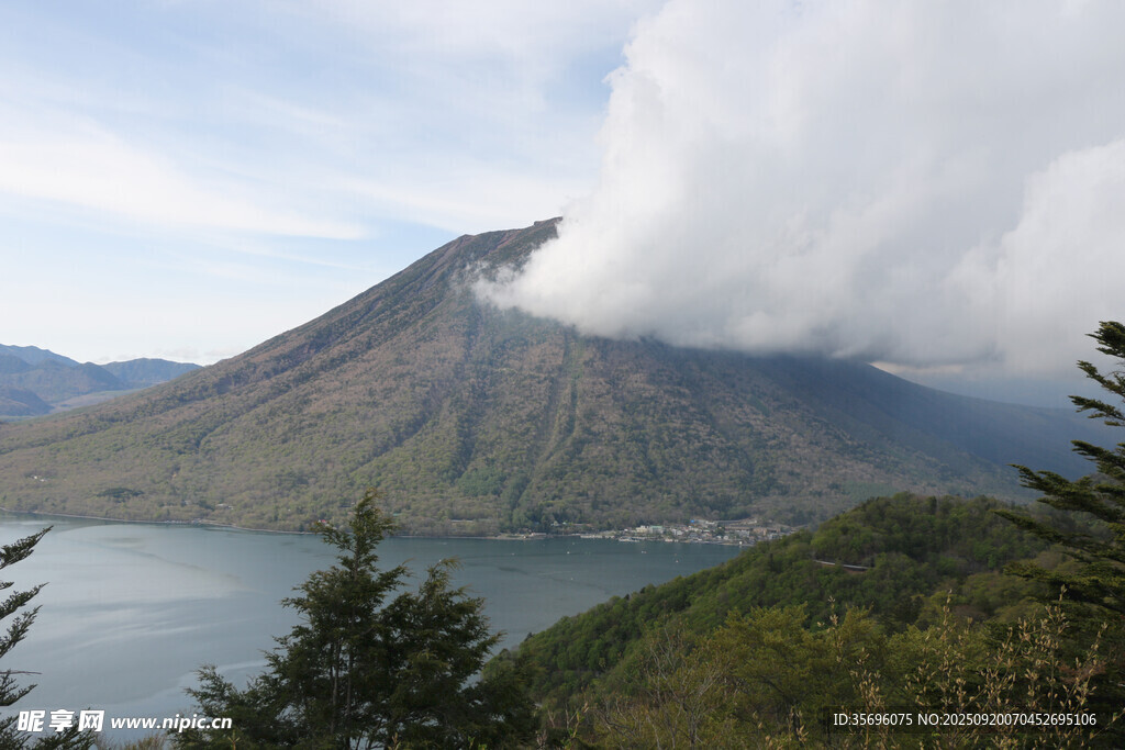 火山湖畔美景