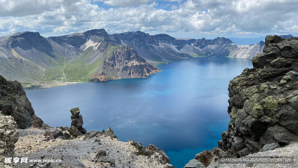 壯麗火山湖景觀