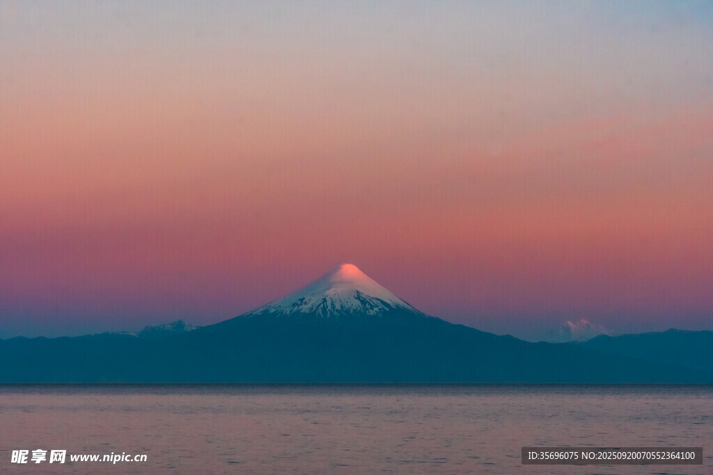 日落時分的雪山美景