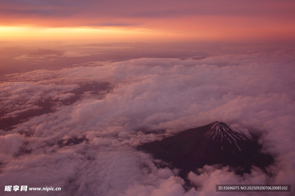 云端之上的壯麗火山景觀