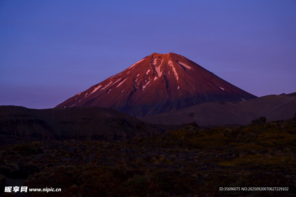 夕陽下的壯麗火山景觀