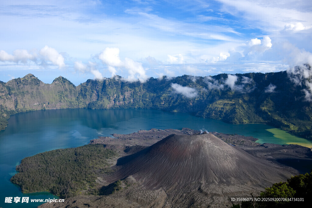 火山湖壯麗景觀