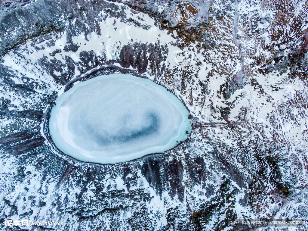 雪覆山間的靜謐藍(lán)湖