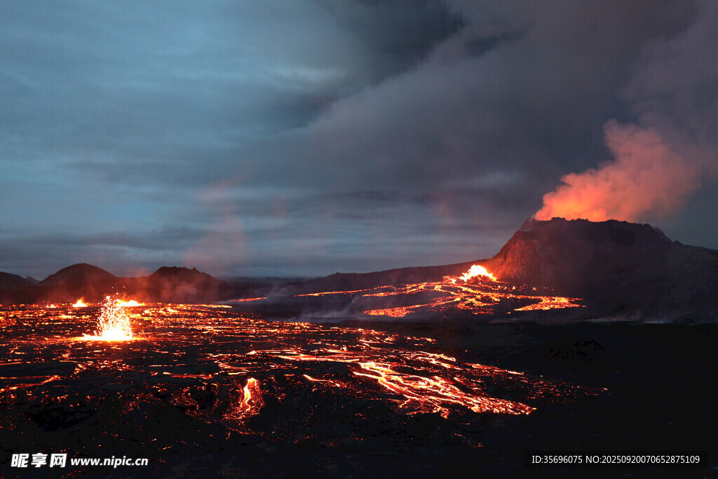 夜幕下的壯觀火山噴發(fā)場(chǎng)景