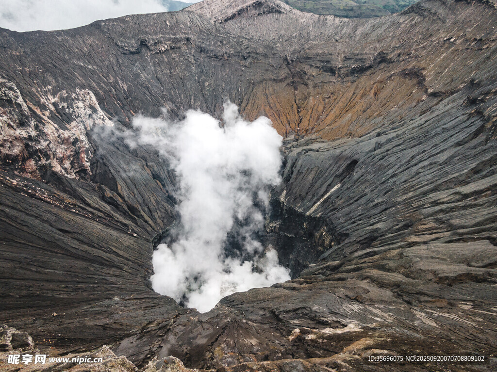 火山口壯觀噴發(fā)景象
