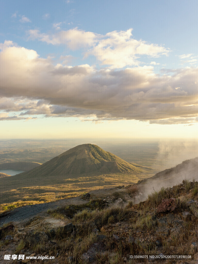 壯麗山景與天邊云霞