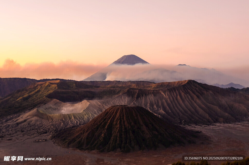 日出下的婆羅摩火山景觀
