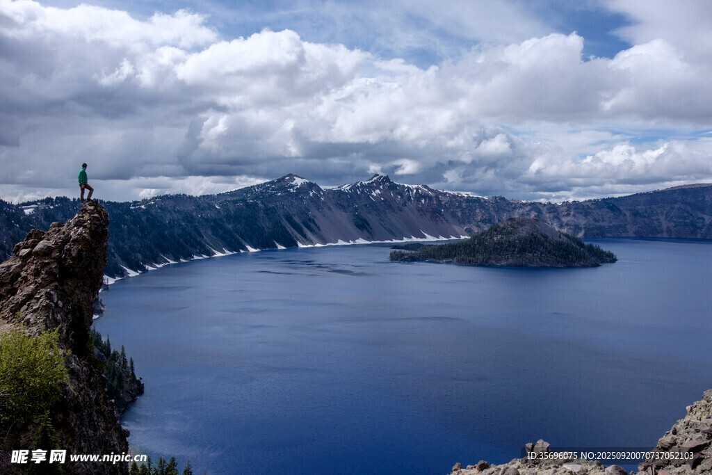 俯瞰絕美火山湖壯麗景觀