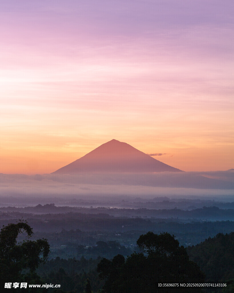 日出下的巍峨山峰