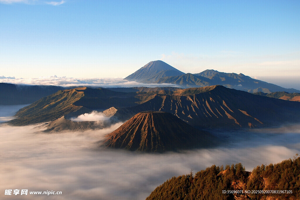 壯麗云海中的巍峨火山