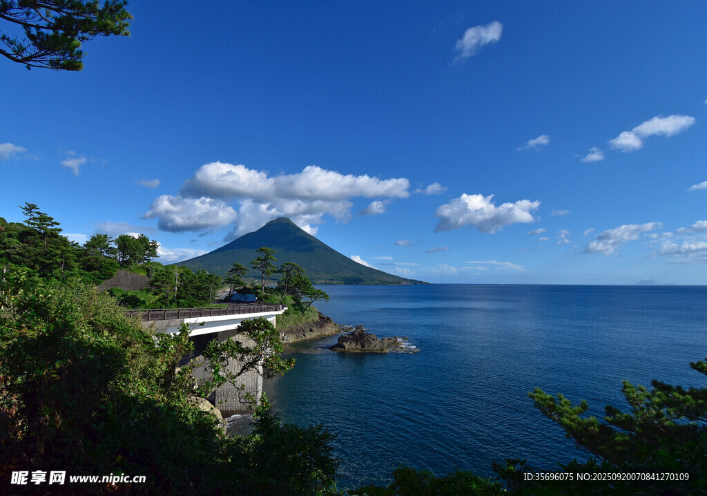 海邊青山美景