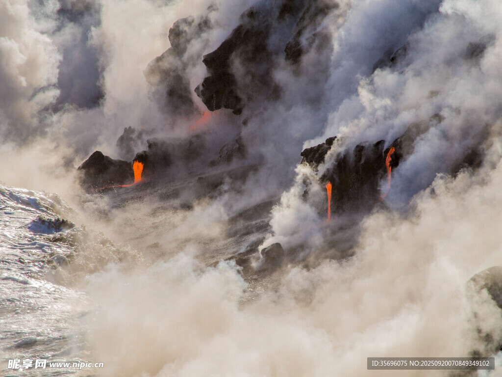 火山熔巖入海壯觀景象