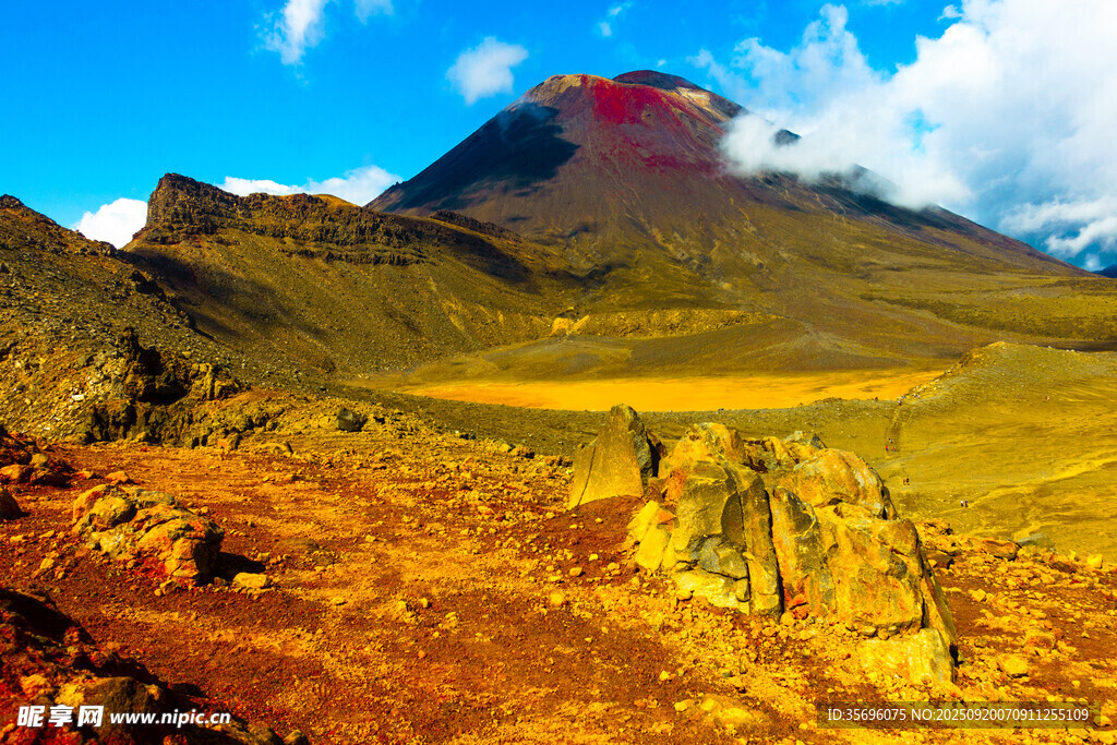 壯麗火山景觀下的徒步者