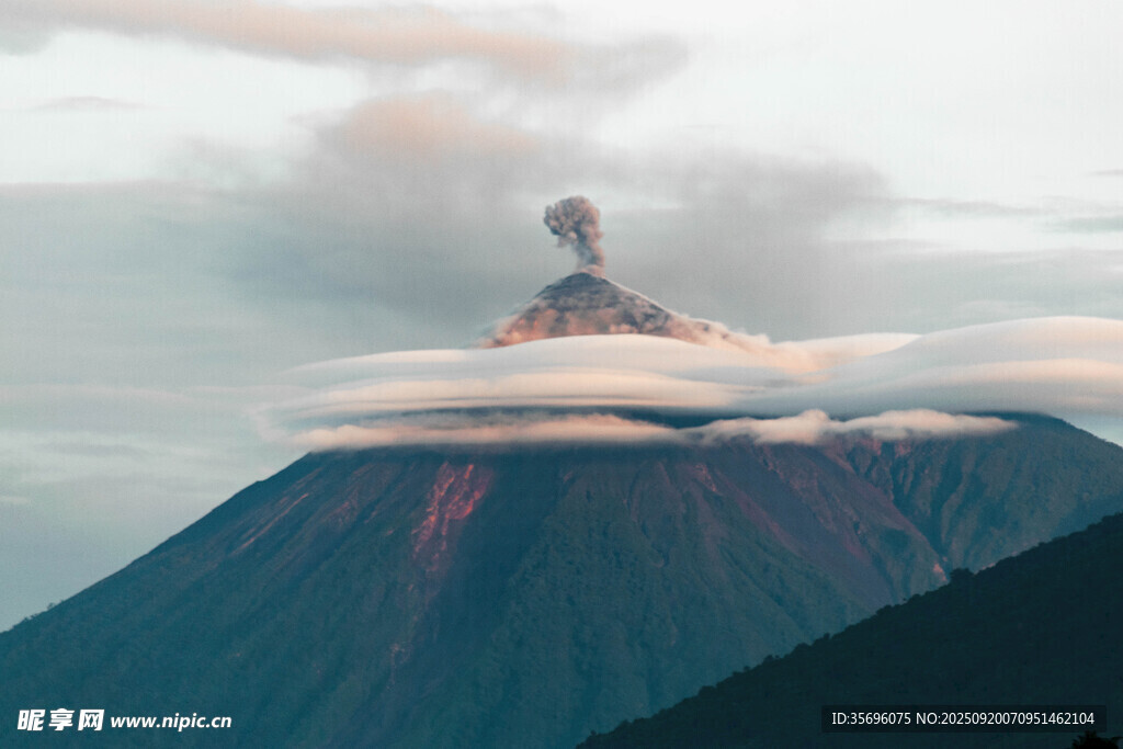 云霧繚繞的壯麗火山景觀
