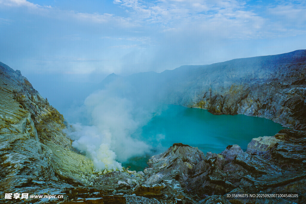 火山湖壯麗景觀