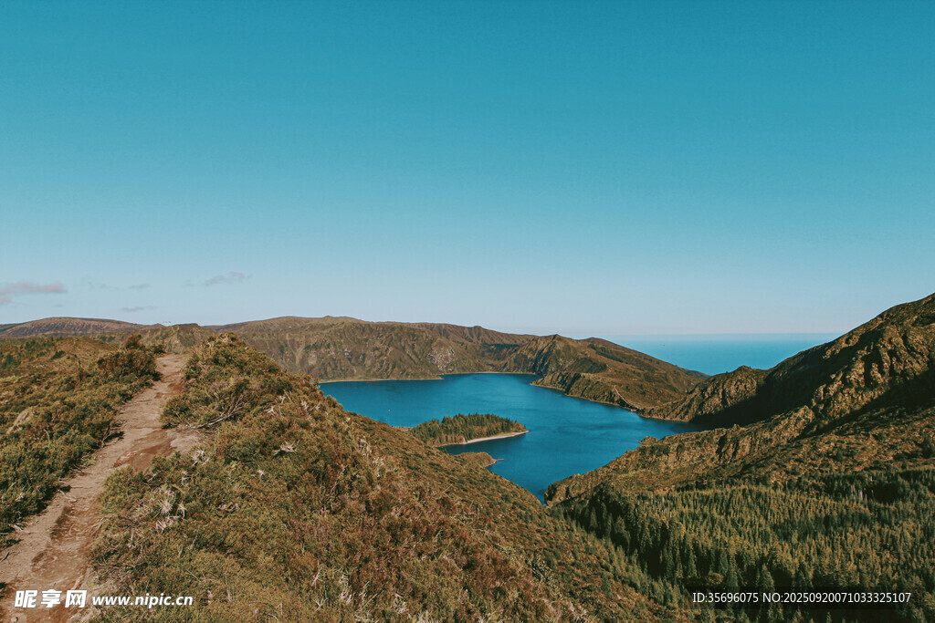 山間藍湖美景
