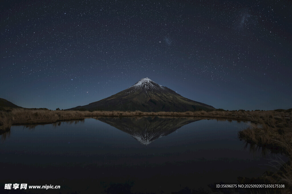 靜謐湖畔的巍峨雪山夜景