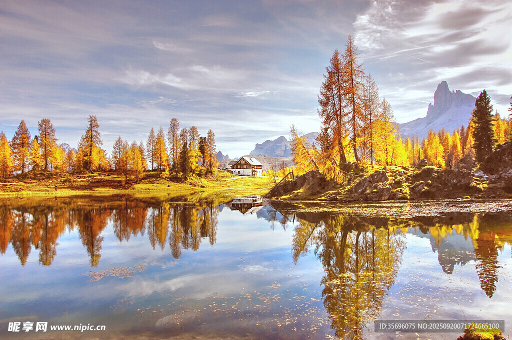 秋日湖畔山林美景