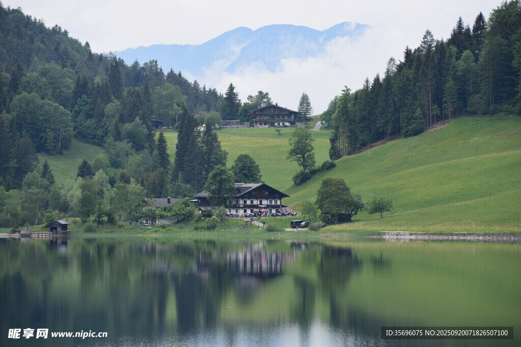 湖畔山林間的靜謐美景