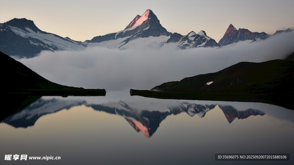 阿爾卑斯山壯麗湖景倒影