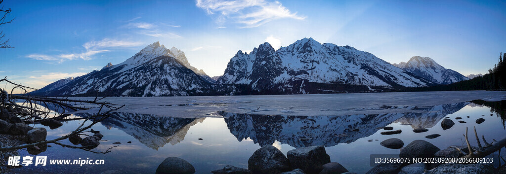 壯麗雪山倒映于寧靜湖面