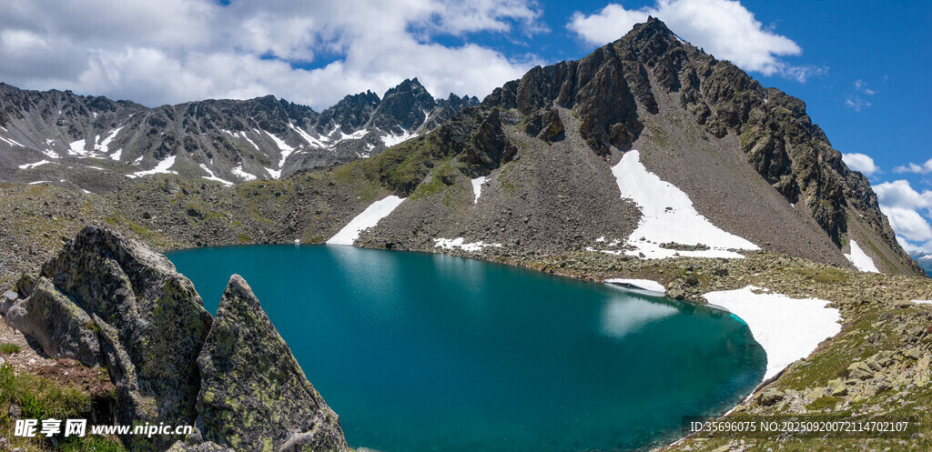 高山藍湖美景