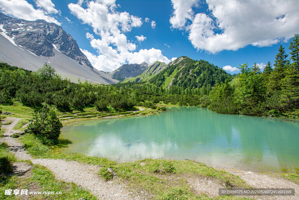山間碧湖美景