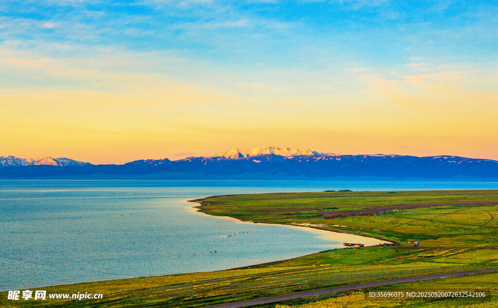 湖畔草原美景