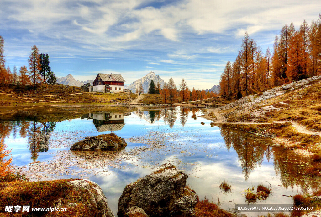 秋日山間靜謐湖泊美景