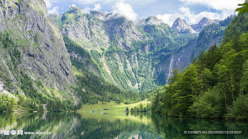 秀麗山水間的靜謐湖景