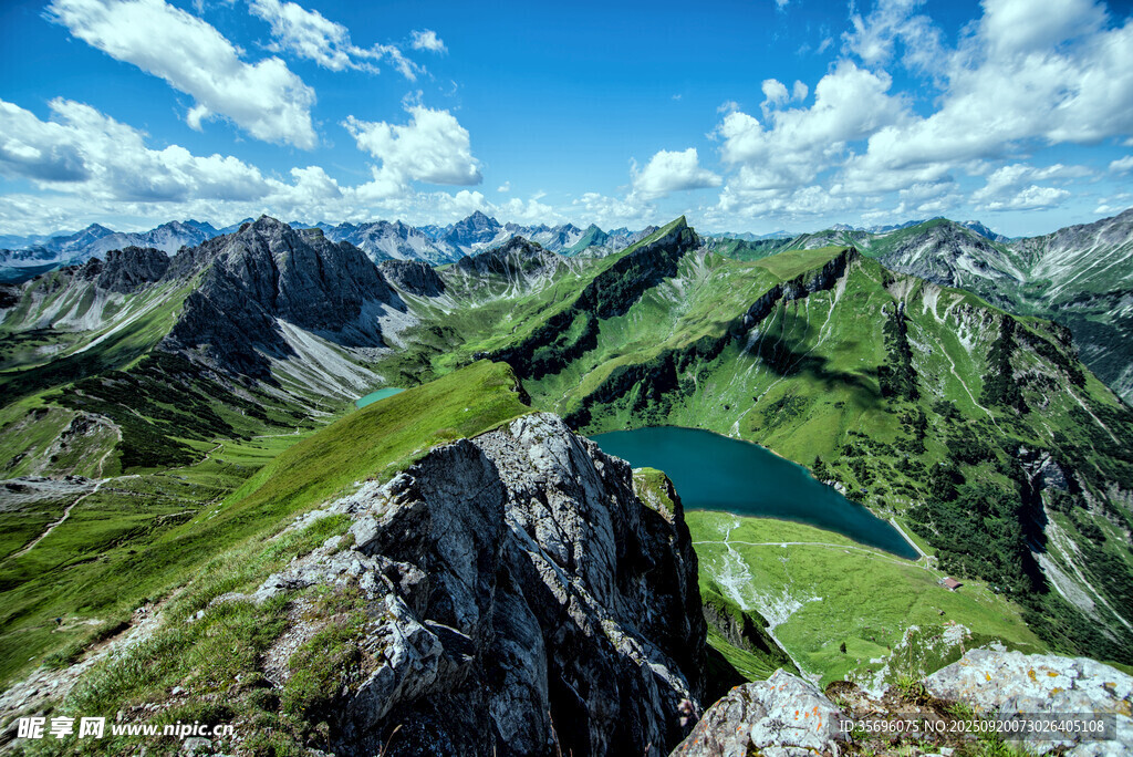 高山湖泊壯麗自然景觀