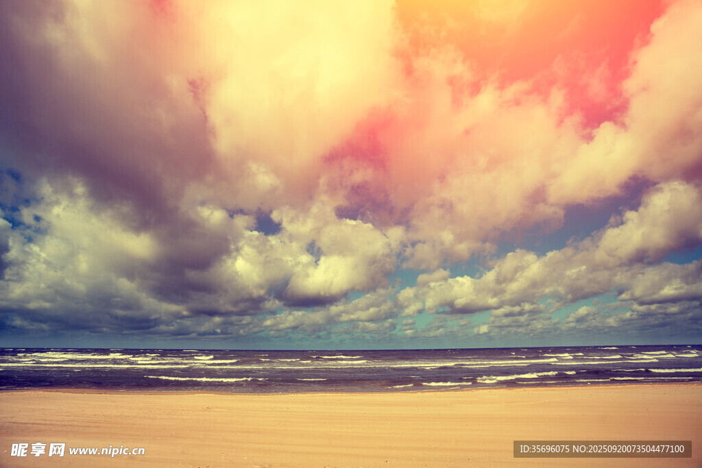 海邊絢麗天空與沙灘美景