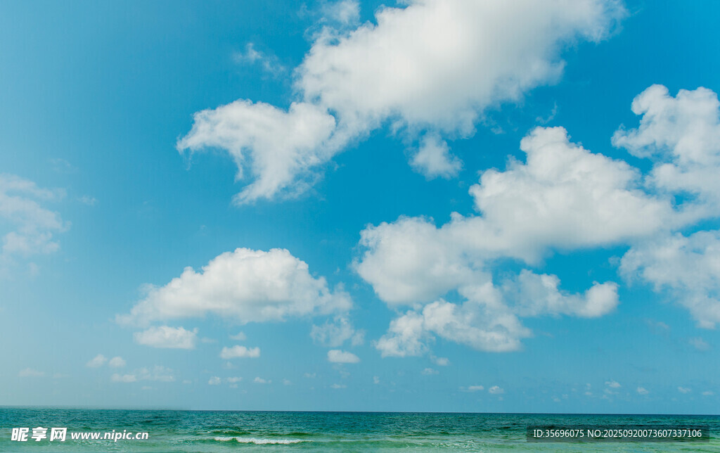 藍(lán)天碧海間的美麗風(fēng)景